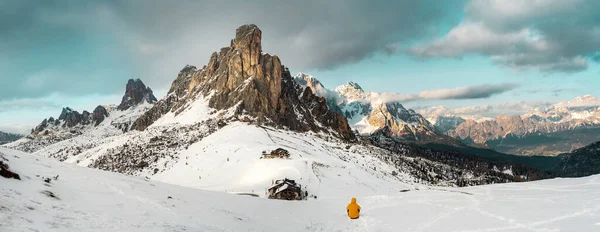 Mand Med Gul Vest Beundrer Panorama Snedækkede Bjerge Art Dolomit - Stock-foto