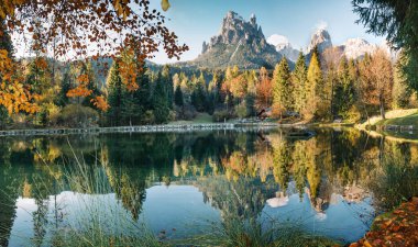 Pale di San Martino, Val Canali Dolomites. Welsperg Gölü 'ne yansıyan suyla sonbahara dönüşen dağ alp manzarası