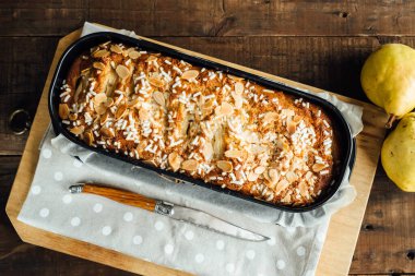 Yoğurtlu, armutlu ve cevizli ev yapımı tombul kek..
