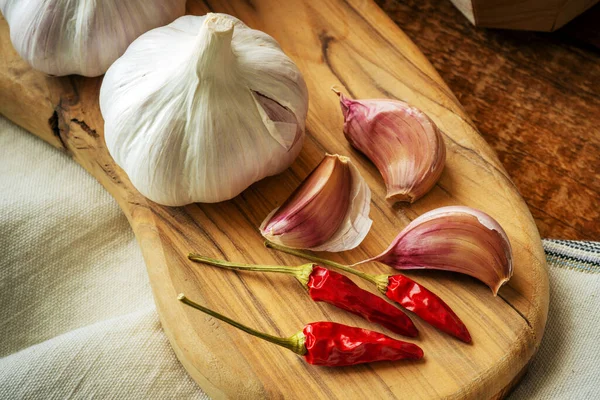 Cierre Ajo Chiles Tabla Cortar Madera — Foto de Stock