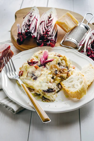 Lasaña Casera Con Treviso Radicchio Mota Salsa Bechamel Plato Encima — Foto de Stock