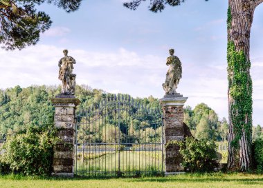 Angarano 'nun mimarı Andrea Palladio, Bassano del Grappa, İtalya tarafından tasarladığı tarihi villa bağından heykeller.  