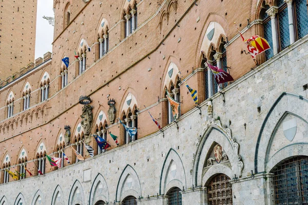 Flaggor Distrikt Visas Fasaden Offentlig Byggnad Solig Dag Siena Italien — Stockfoto