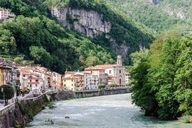 VALBRENTA, ITALY - 5 Mayıs 2021: Brenta nehri boyunca Valbrenta belediyesine bağlı Valstagna köyünün panoraması
