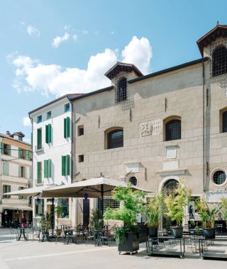 BASSANO DEL GRAPPA, İtalya - 3 Mayıs 2021: Piazzotto Montevecchio 'daki rehin dükkanının eski merkezi 