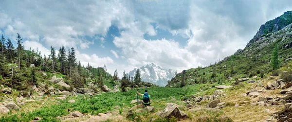 Pohled Zezadu Horolezce Sedícího Obdivujícího Horské Panorama Lagorai Itálie — Stock fotografie