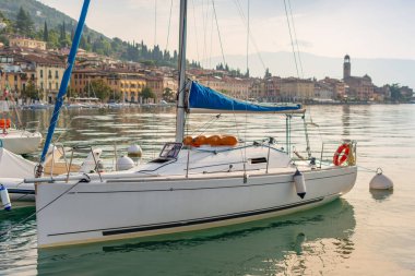 Yelkenli, İtalya, Garda Gölü 'ndeki Salo' nun küçük limanına demir attı..