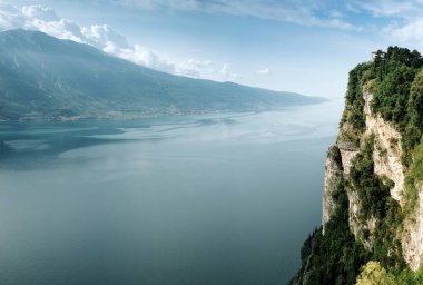 Tremosine köyünün terasından Garda Gölü Panoraması