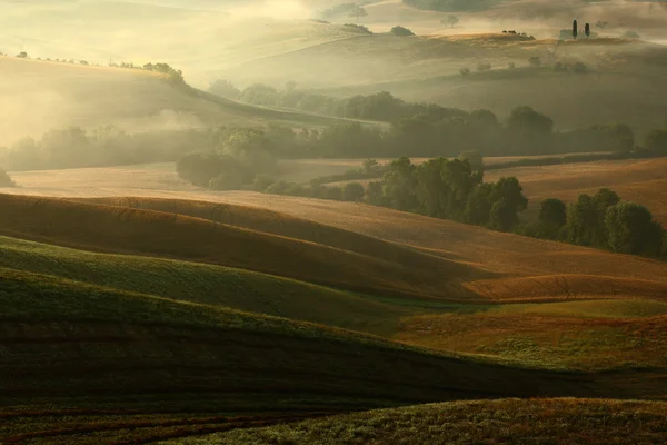 Idyllisch uitzicht op de heuvelachtige landbouwgrond — Stockfoto