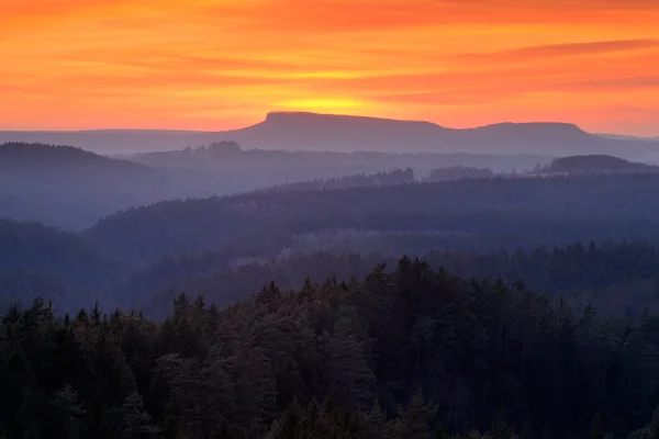 Vallée quelques minutes après le coucher du soleil — Photo