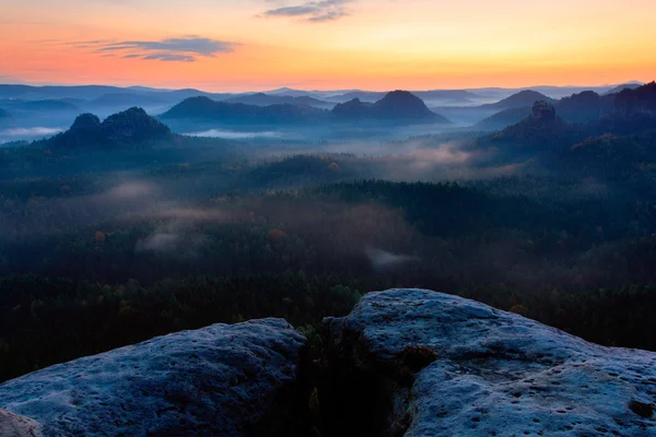 Schöner Morgenblick über Sandstein — Stockfoto