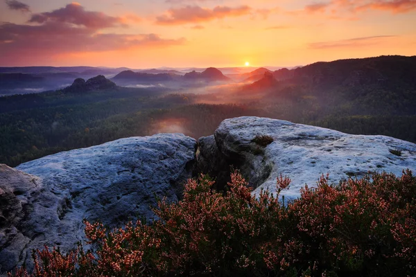 Hermosa vista de la mañana sobre arenisca — Foto de Stock