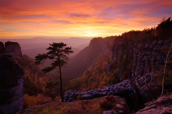 Hermosa puesta de sol en las montañas —  Fotos de Stock