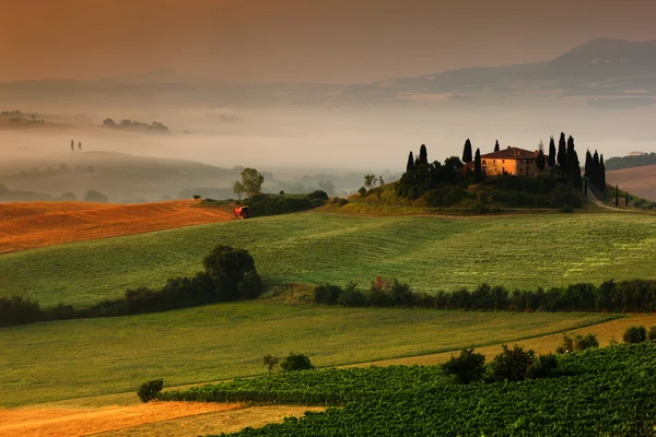 Tierras agrícolas montañosas en Toscana — Foto de Stock