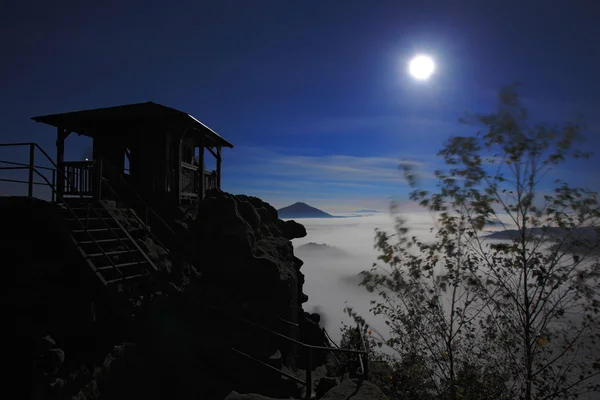 Paisaje nocturno en el parque bohemio de Suiza —  Fotos de Stock