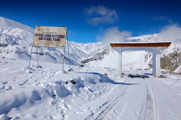 Ingång Till Hemis Kashmir Indien Vinterladscape Med Väg Till Nationalpark — Stockfoto
