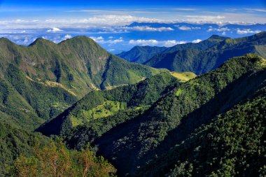 Ekvador manzarası, Yanacocha rezervi. Pichincha volkanı, Ekvador 'daki yüksek dağda açık bir gün. Pichincha (4794 m), mavi gökyüzündeki bulutların tepesi. Güney Amerika 'da seyahat etmek. 