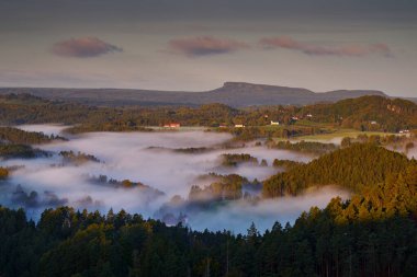 Çek tipik sonbahar manzarası. Sisli bir sabahı olan tepeler ve köyler. Bohemian İsviçre Parkı Sabah Sonbaharı Vadisi Ceske Svycarsko, Vahşi Avrupa.
