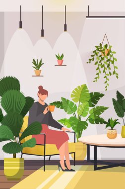 Elinde bir fincan kahve ya da çayla rahat bir sandalyede dinlenen ev bitkileriyle çevrili, ev içi bahçe işleri gibi huzurlu bir hobiyle eğlenen bir kadın. Yapay zeka olmayan vektör oluşturuldu