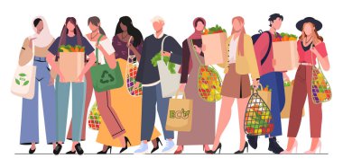 Bir grup insan bir arada duruyor ve ellerinde taze ürünlerle dolu kağıt, ağ ve pamuk torbaları tutuyorlar. Sürdürülebilir yaşam tarzı. Plastiksiz konsept