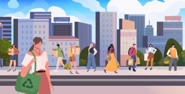 Şehir kaldırımında yürüyen genç bir kadın, üzerinde geri dönüşüm sembolü olan yeşil bir alışveriş çantası taşıyor. Kentsel sürdürülebilirliği ve günlük yeşil alışkanlıkları vurguluyor. Vektör. Yapay zeka oluşturulmadı.