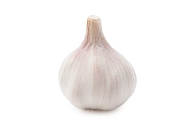 Beyaz arkaplanda sarımsak izole edilmiş.