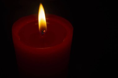 Üst görünüm kırmızı yanan mum siyah arkaplanda