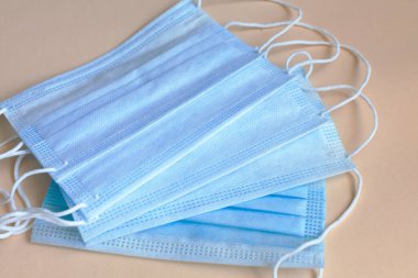 Bej arka planda koruyucu maske