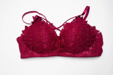 Beyaz arka planda seksi koyu kırmızı sutyen. Kadınlar için iç çamaşırlı arka plan.