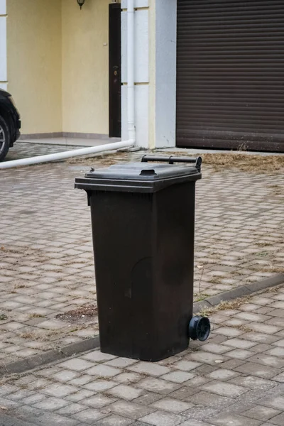 Lata Lixo Preto Rua Setor Privado Casa Perto Cerca Conceito — Fotografia de Stock