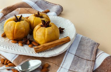 Beyaz bir tabakta fırında elma.