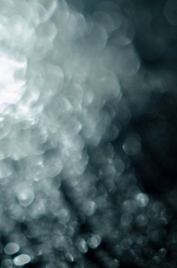 Soyut renkli bokeh koyu arkaplanda bulanık ışıklar 