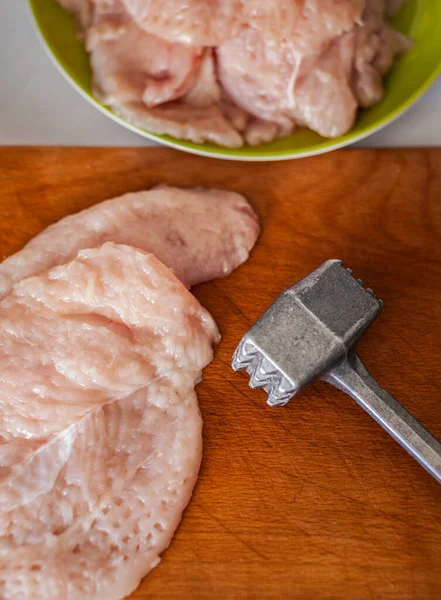 Cozinheiro Martelos Carne Chiken Cru Uma Placa Madeira — Fotografia de Stock