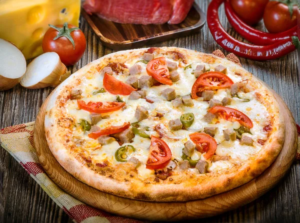 Malá pizza s rajčaty a sýrem 3 — Stock fotografie