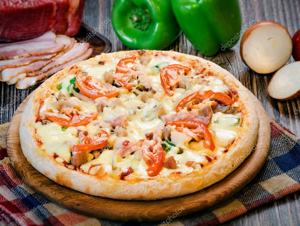 kleine pizza met tomaten en kaas 1 — Stockfoto © Qmoving.hotmail.com ...