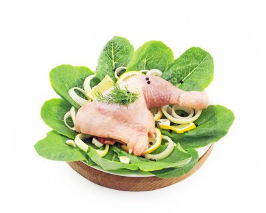 soğutulmuş tavuk bacak ve uyluk bir ahşap tepsi