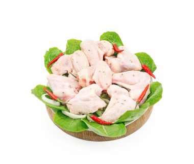 ahşap üzerinde bir daire içinde soğuk tavuk kanatları