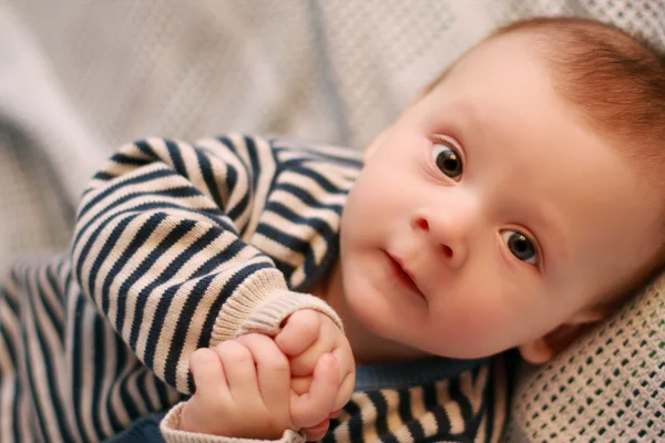 줄무늬 스웨터를 입고 귀여운 아기의 클로즈업 스톡 이미지