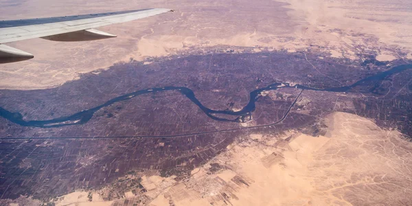 Valle del río Nilo bajo el ala de un avión — Foto de Stock