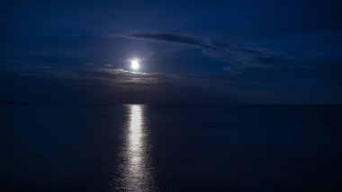 ay yansıma su üzerinde