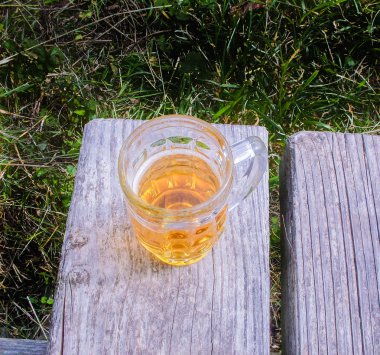 Bir bankta bira kupa