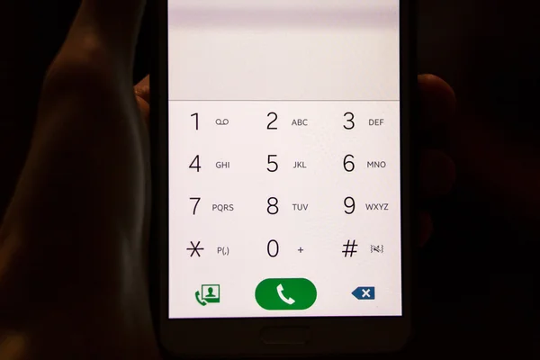 Düğmeleri çağrı ile smartphone, tutan el