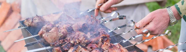 Adam barbekü yemek pişiriyor. Lezzetli ızgara et ızgara. Barbekü hafta sonu. Seçici odak