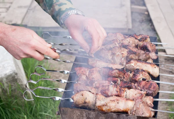 Yemek, tek el, adam o kesim et veya biftek bir yemek için. Lezzetli ızgara et ızgara. Barbekü hafta sonu. Seçici odak