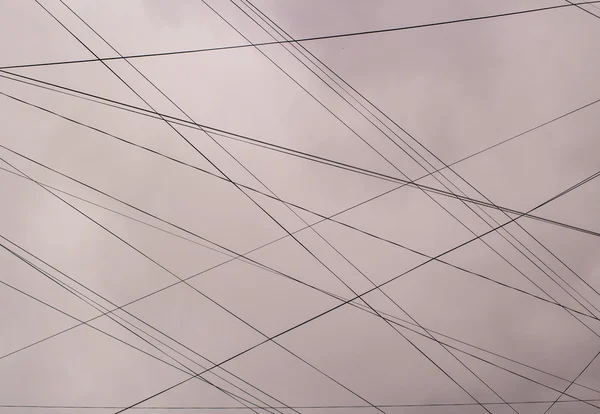Pluraliteit van elektrische draad tegen de blauwe hemel. — Stockfoto