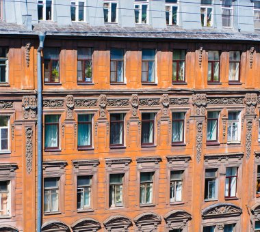 St. Petersburg Puşkin Caddesi üzerinde eski ev windows