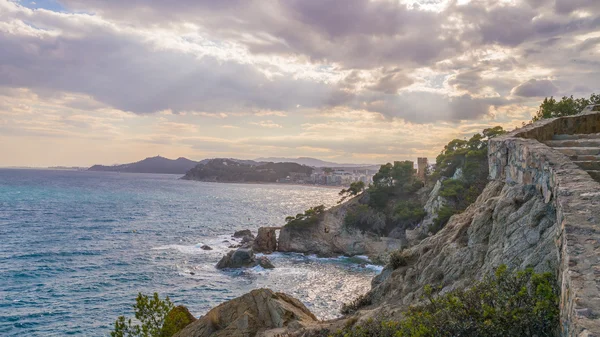 Kayalık sahil deniz, şehir ve gökyüzü