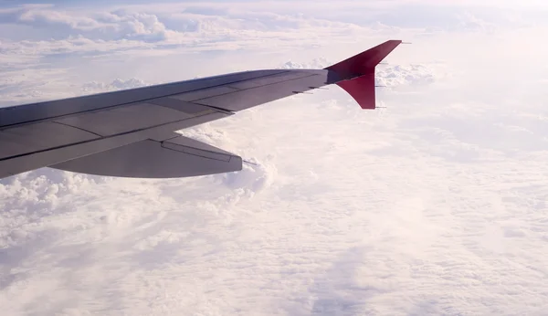 Ala de aviones con los clounds blanco como la nieve en el fondo — Foto de Stock