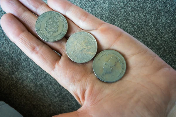 Three Tunisian coins on the womans palm — Stock Photo, Image