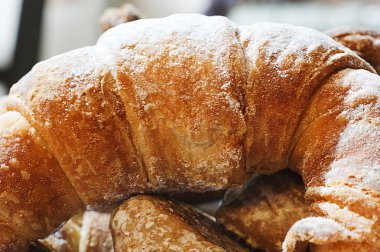 sıcak ve lezzetli kruvasan